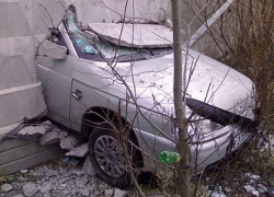 В Кисловодске "десятка" вылетела с дороги и врезалась в кирпичную стену