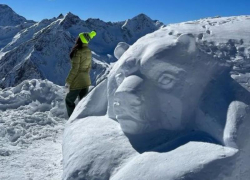 Ставропольские мастера создали снежные фигуры на Эльбрусе