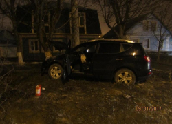 Иномарка въехала в дерево на улице Серова в Ставрополе