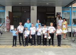 На Ставрополье школьники потушили пожар бутылками с водой