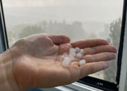 Кадры града с ливнем в Ставрополе попали на видео 