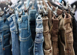 Мужчина похитил сумку с джинсами