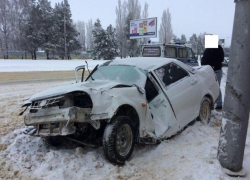 Пьяный лихач на «Приоре» повалил рекламный щит и разбил припаркованные авто в Ставрополе