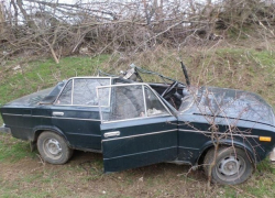 Трактор столкнулся с легковушкой на Ставрополье и оставил ее без крыши