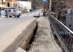 Пешеходный мост в Кисловодске перекрыли из-за угрозы обрушения