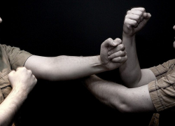 Молодых людей из Пятигорска избили около ночного клуба