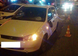 Сбитую водителем "Лады" на "зебре" девушку увезли на "скорой" в больницу в Ставрополе