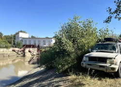 Иномарка с 4 людьми в салоне съехала с дороги в водоем Ставрополья: один человек погиб