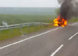 Утром около Пятигорска на обочине горел автомобиль