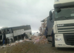 В результате столкновения автобуса с грузовиком пострадали 4 человека