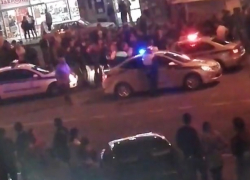 Огромная толпа наблюдала задержание группы молодых людей в Ставрополе