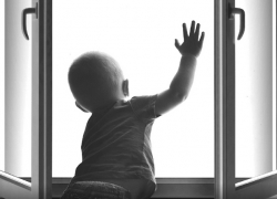 На Ставрополье 2-летняя девочка выпала из окна больницы