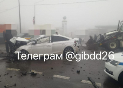 Авария с иномарками, ЗИЛом и трактором парализовала движение на юге Ставрополя