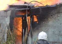 В Благодарненском районе пожарные вытащили из задымленного дома мужчину