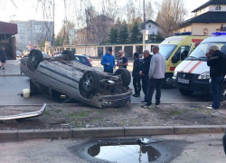 Гонщик на "Мерседесе" снес дерево и перевернулся на улице Ставрополя