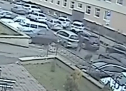 Мужчина на крутом внедорожнике избил мешавшего ему проехать горе-парковщика в центре Ставрополя