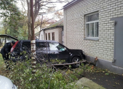 Иномарка врезалась в стену дома в Ставрополе