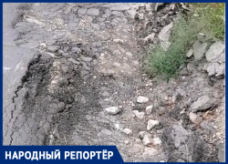 «Проезжая часть сузилась на треть»: дорога рушится в Ставрополе 