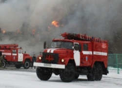 Охваченный пламенем кирпичный завод попал на видео в Ставропольском крае 