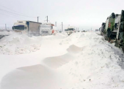 Дорожные службы продолжают расчистку трасс от снега на Ставрополье