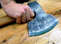 Житель Кисловодска порубил собутыльников топором