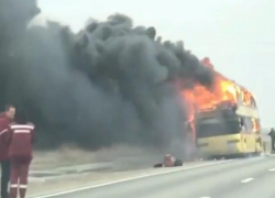 Объятый пламенем рейсовый автобус попал на видео на Ставрополье