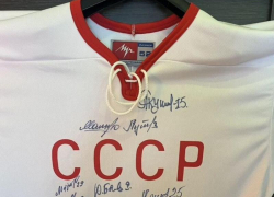 Свитер с автографами известных хоккеистов продают за 390 тысяч в Ставрополе 