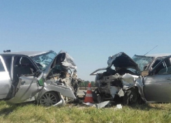 Три человека погибли в чудовищном лобовом столкновении "десятки" и "Приоры" на Ставрополье