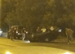 "Легковушка" не "вписалась" в поворот и перевернулась в Ставрополе