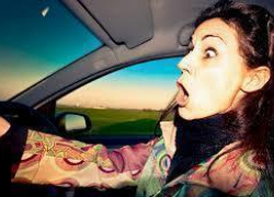 В Ставрополе женщина выпала из машины на повороте