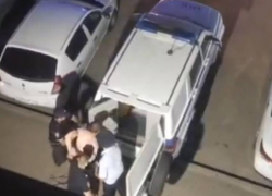 Задержание психически нездорового нарушителя спокойствия на юге Ставрополя попало на видео 