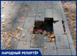 Черная дыра в тротуаре: плитка провалилась на одной из центральных улиц Ставрополя