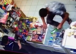 Дерзкое ограбление магазина с помощью бутылки оказалось записано на камеру видеонаблюдения в Пятигорске