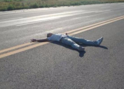 Пьяный мужчина заснул посреди дороги на Ставрополье