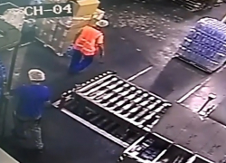 Укравший минералку с завода в Ессентуках работник попал на видео