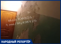 На обшарпанный бомж-подъезд пожаловались жители Кисловодска