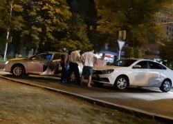 Хитрый трюк с поднятием шлагбаума для нескольких машин на стоянке ЦУМа закончился курьезным ДТП в Ставрополе