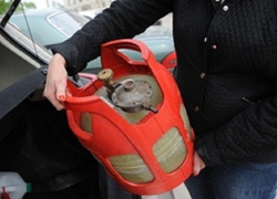 Мужчина оказался в пылающем автомобиле из-за бракованного баллона с газом на Ставрополье