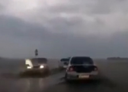 "Сплошное озеро": автомобильную трассу затопило под Ставрополем 