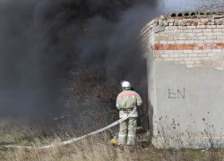 На Ставрополье горел ангар с соломой и мукой