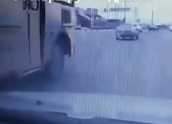 Маршрутный автобус нагло "подрезал" автомобиль во время активного дорожного движения в Ставрополе