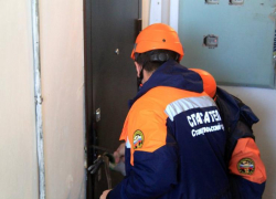 Запертого двухлетнего мальчика вызволяли спасатели в Ставрополе