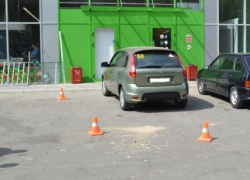 В Буденновске "Калина" въехала в дверь магазина: пострадала женщина