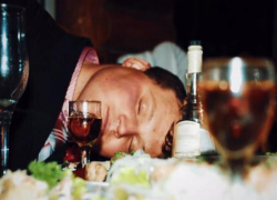 Ставропольца обокрал новый знакомый, пока он спал в кафе