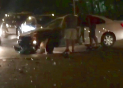 Устроившего серьезную аварию с тремя пострадавшими водителя "Фольксвагена-Джетта" разыскивают по всему Ставрополю