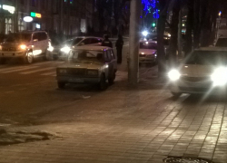 Два автомобиля заблокировали движение по центральной улице Ставрополя