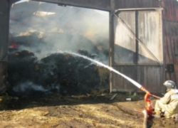 В пожаре сгорела крыша сенника на Ставрополье