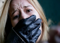 Трое похитителей грубо затолкали девушку в машину и вывезли на пруд в Ставропольском крае