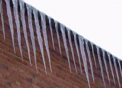 На голову парню упала большая сосулька в центре Ставрополя