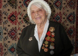 Двое неизвестных до смерти избили и ограбили 97-летнюю женщину-ветерана на Ставрополье